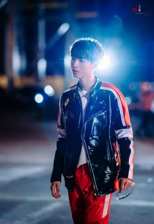 王俊凯叱咤风云片场照片有帅气赛车选手造型令人尖叫