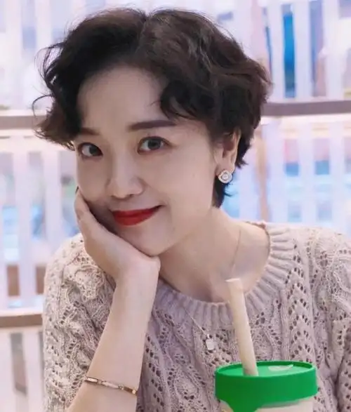 50岁女人的头发宜短不宜长不信看这4款短发烫洋气又减龄