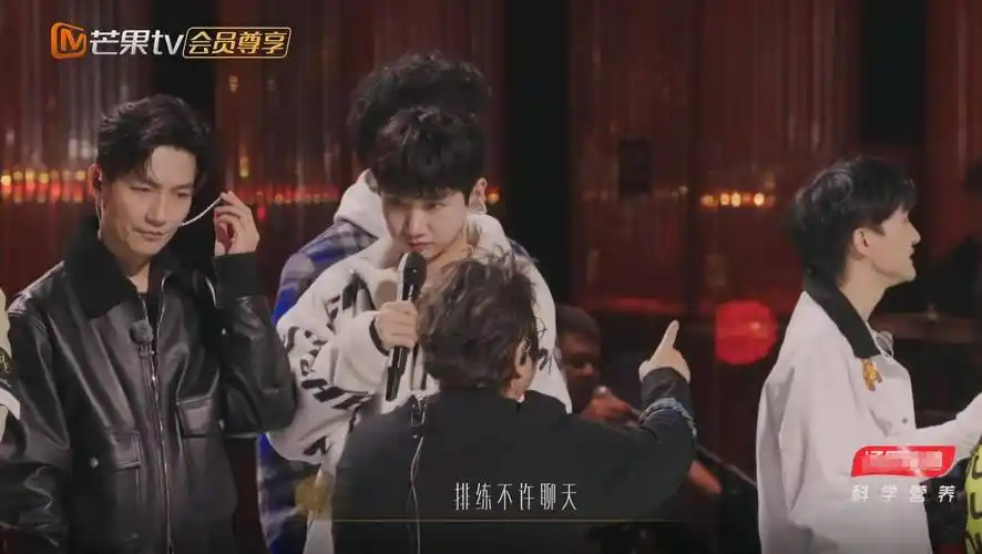 韩红周深的不同排练态度惹争议,谁对谁错?