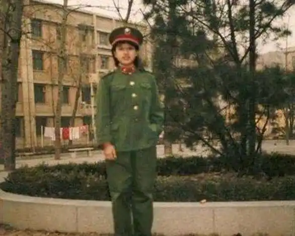 在这张照片里,韩红皮肤白皙,五官精致,身穿军装,显得非常英气.