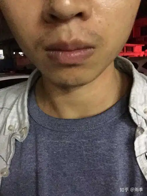 如果你脸部显成熟,可以根据脸型尝试或宽或窄的胡子,不过稀疏的胡子最