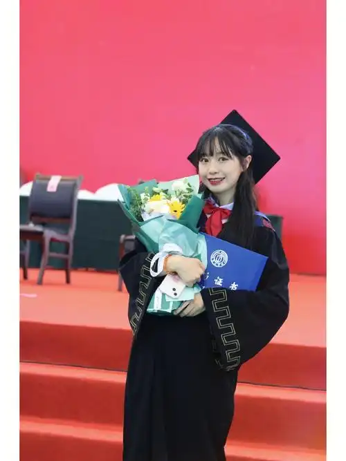 毕业快乐粉色学士服真好看