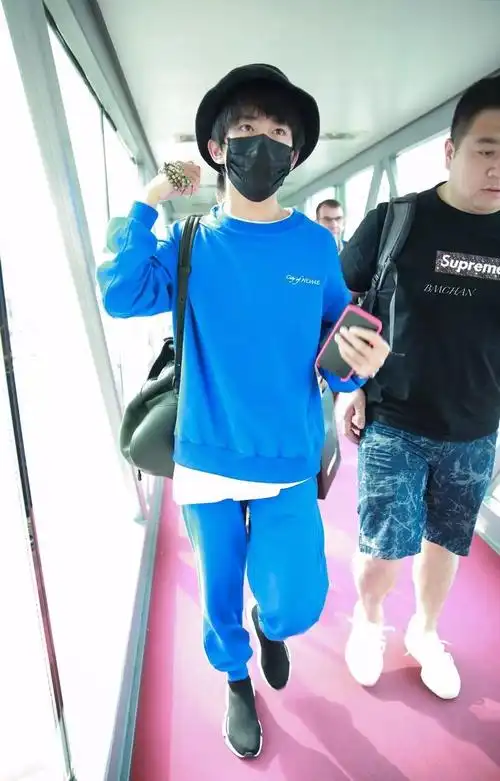 易烊千玺换首饰了?这鞋子的款式不错