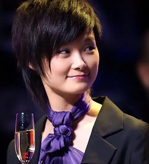 回顾李宇春以中性造型出名后男婚女嫁成了父母的心病