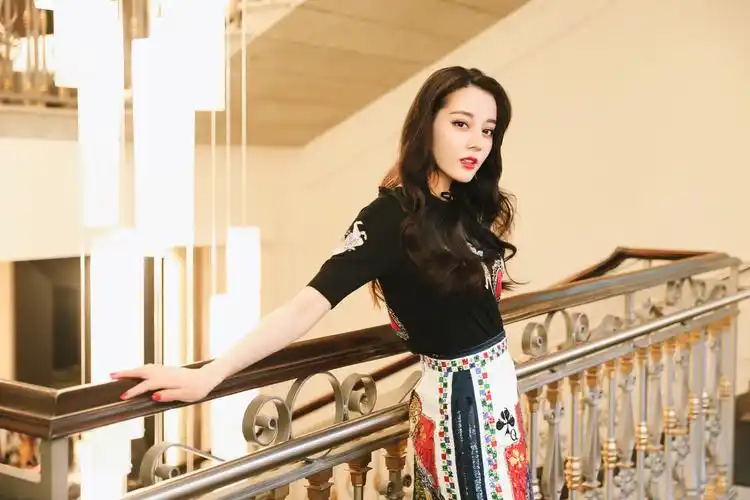 迪丽热巴米兰观秀造型优雅不失俏皮