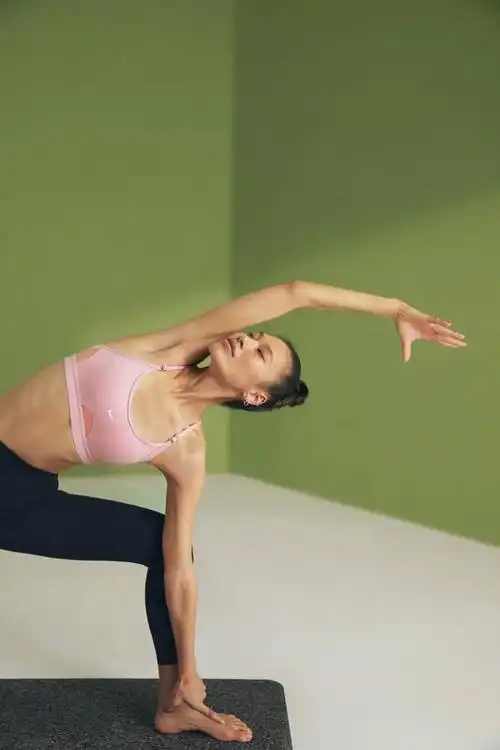 nikeyoga发出邀请和谭松韵一起练瑜伽