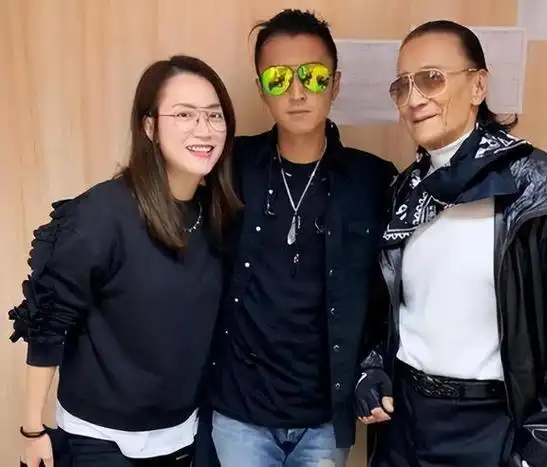 知名经纪人霍汶希的女儿如今十岁了,谢霆锋对她非常好