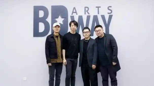 机构,并且在人生的道路上找到了稳定的伴侣,与郑云龙的经纪人喜结连理