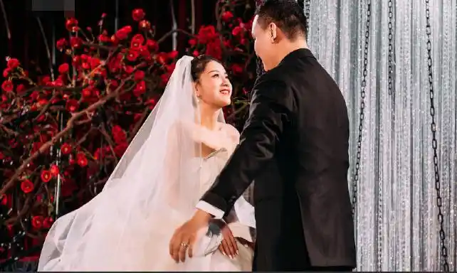 《好声音》学员李嘉格为两岁女儿精心打扮,获赞时尚尖端的萌娃