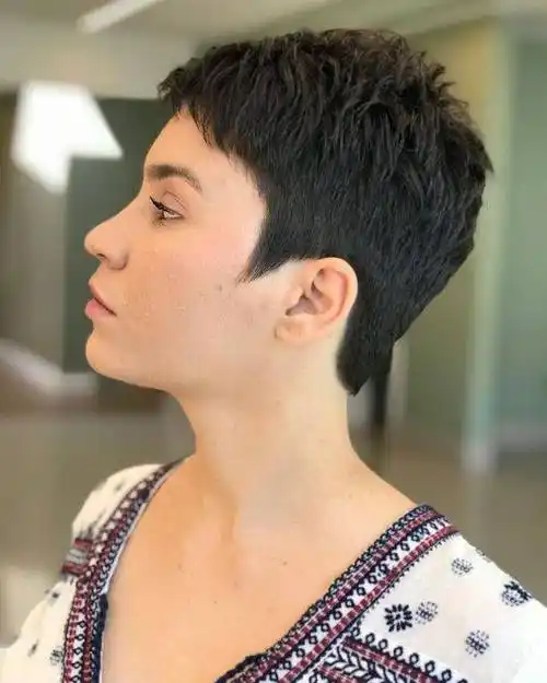 心动的女士短发,露出耳朵就是不一样,利落个性还自然_发型_女性_脸型