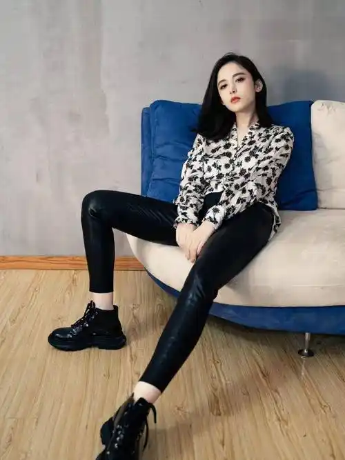 时髦亮眼就服古力娜扎,穿奶奶风衬衫高级甜美,配短裤更青春了_颜色