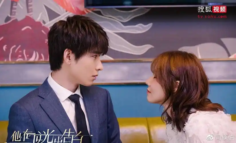 他在逆光中告白召开云发布会都市悬疑甜爽剧浪漫来袭