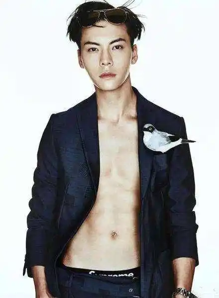 陈伟霆平日里就酷爱健身,很注重运动和管理身形的他,身材一级棒,他在