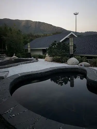 酒店环境特别好温泉也不错就是饭店上菜太慢了带了两个孩子没有给一套