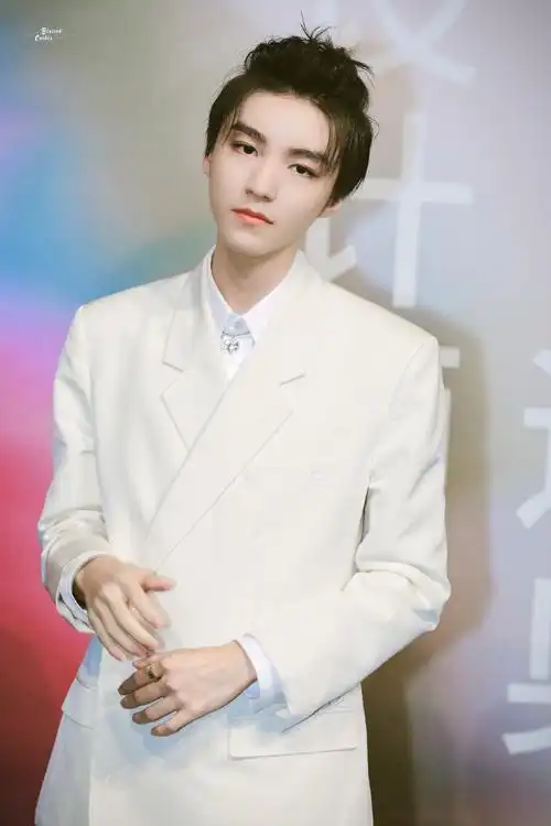 迪奥品牌大使王俊凯##王俊凯白色西装