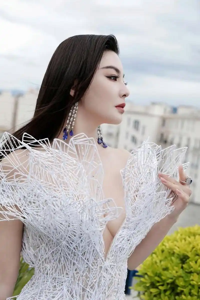 张雨绮,原名张爽,身高166cm,三围:35d,24,35,1987年8月8日出生于山东.