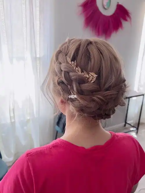 浅发色的公主编盘发