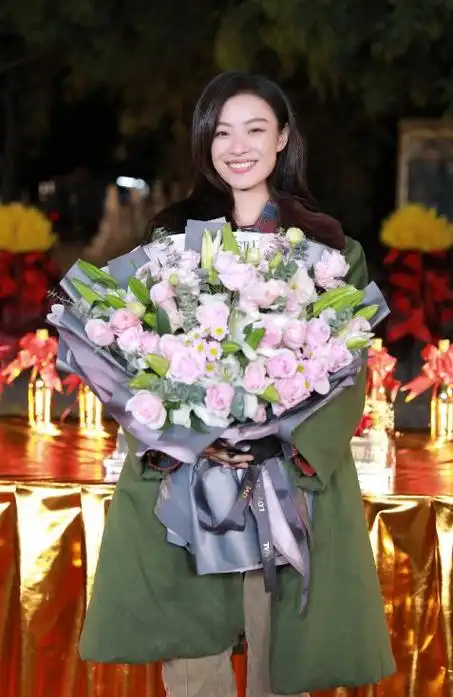 倪妮出席发布会时彰显个性魅力潮流造型引关注