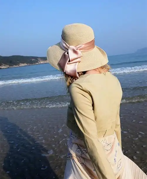 周末在海边玩女生拍摄单人照可以这样摆造型时尚活泼不失大气