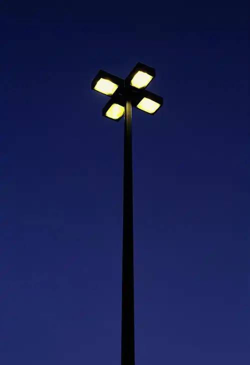 夜晚路灯唯美迷人图片