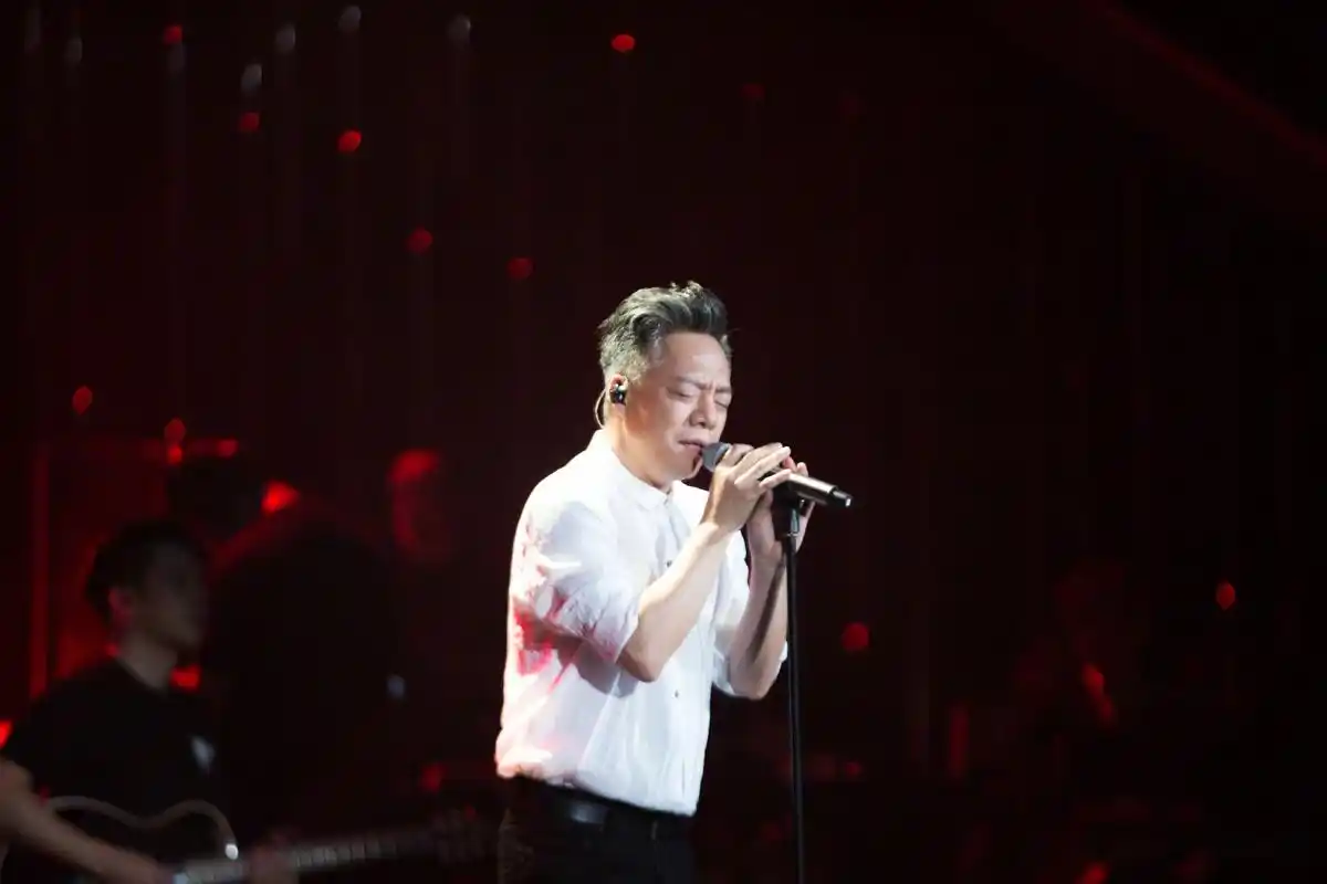 在听了晓东老师的歌后,有网友说:感觉看到了至尊宝