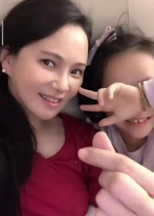 伊能静7岁女儿近照,米粒身高优越像爸爸,梨涡浅笑越来越漂亮