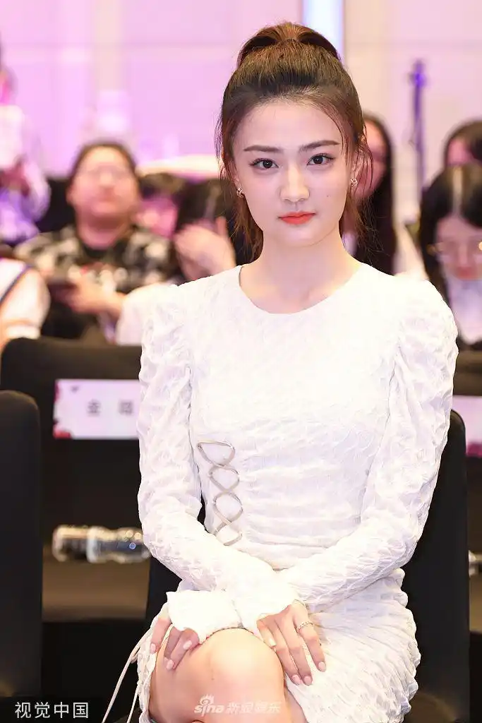 组图:徐璐白色连衣裙仙气十足 高马尾青春靓丽笑容甜