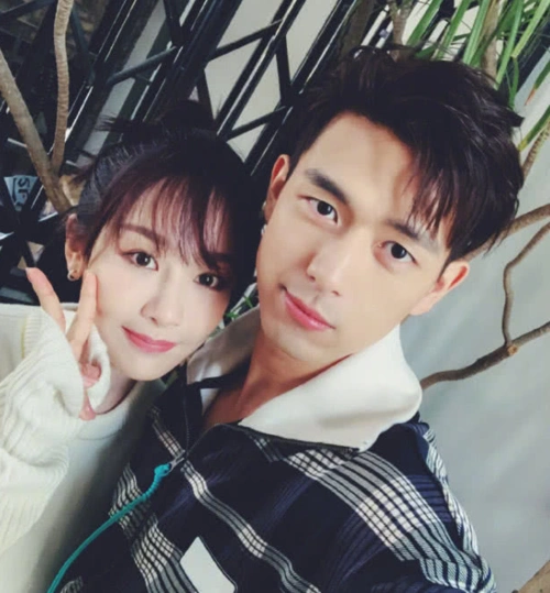 杨紫的生日,在这个特殊的日子里,李现在社交平台晒出了两人亲密的合照