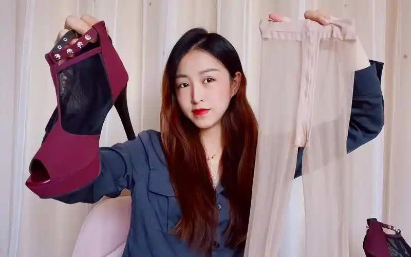 珂珂大胆试穿网纱鱼嘴高跟鞋,搭配肤色丝袜,展示不一样成熟!