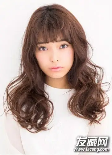 发型推荐都说最美不过 长卷发,相信每个女生都曾希望能够拥有一头美美