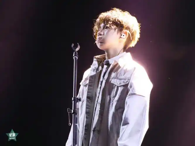 王源超话未成年进行时,一起来嘟嘟嘴#王源看我们如何相遇vlog