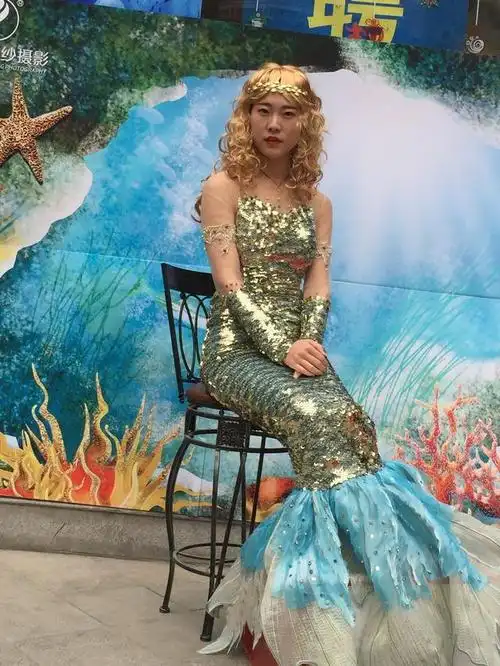 合肥步行街一女生打扮成美人鱼,路人纷纷驻足观看