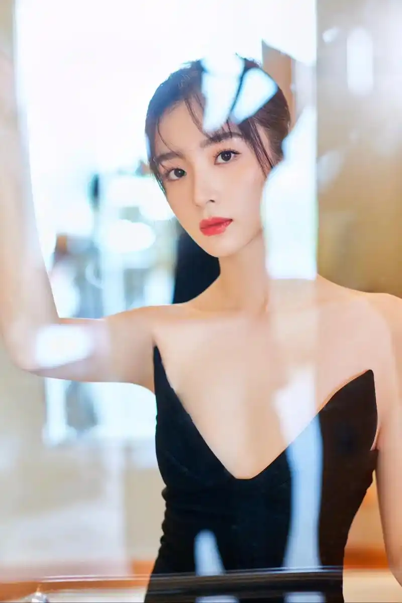 胡冰卿 #这样的身材你喜欢吗 #美出高级感 #一眼沦陷 # - 抖音