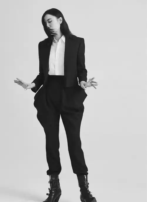 宋佳登某杂志封面黑白光影演绎多面时尚姿态