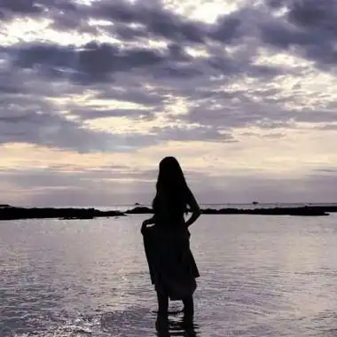 气质女性侧脸微信头像看海边风景 女生头像图片大全 -【爱个性】