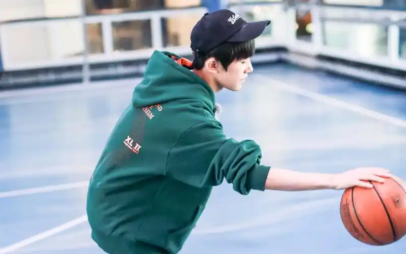 tfboys三小只打篮球姿势见过吗?王源自称碾压千玺俊凯!