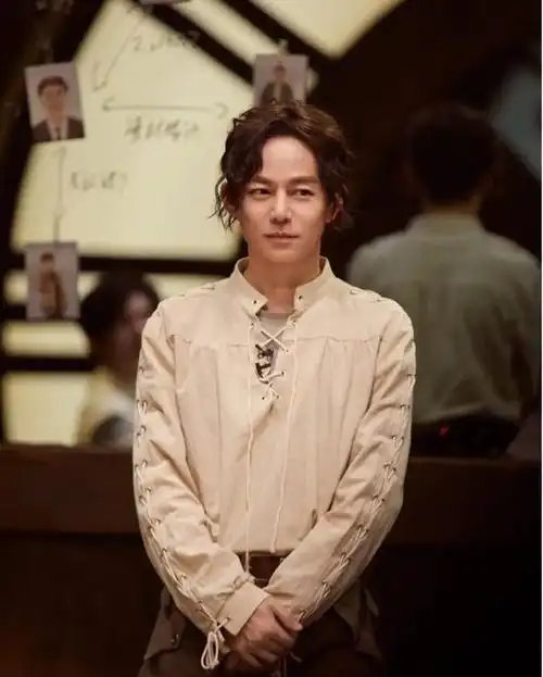 何炅新造型惊艳逆生长男神魅力四射粉丝惊叹19岁与49岁无差