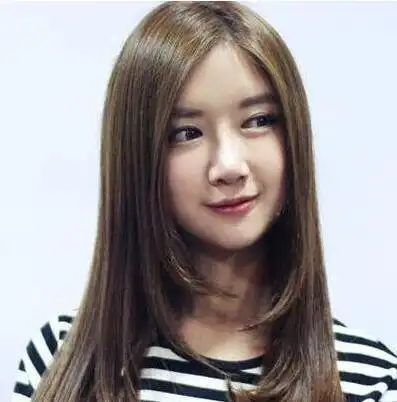 2022年最流行的直发发型女,发尾内扣时尚又洋气