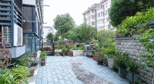 小区中间位置,一楼带院子花园,业主诚心出售,环境好