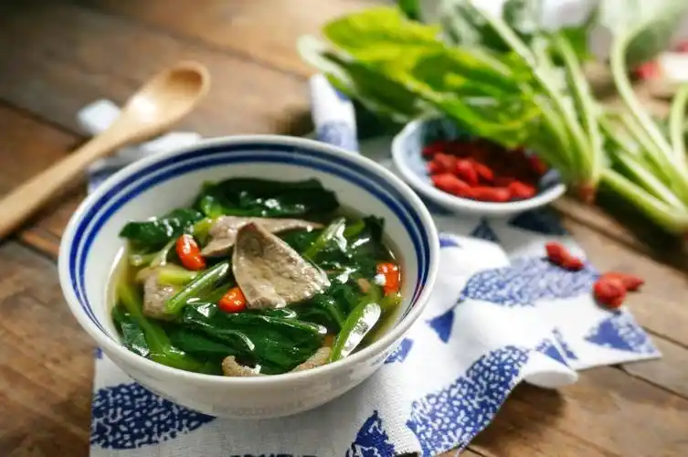 老少皆宜的猪肝菠菜汤,清淡美味,一般人小编都不告诉他