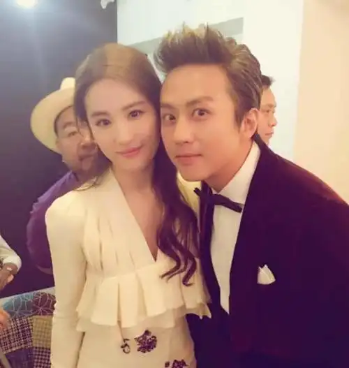 刘亦菲与明星的合照,最后一位的待遇太好了,只因曾经爱过!_网易订阅