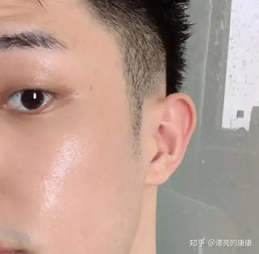 男生怎么样才能让自己脸的皮肤变的又白又光滑?