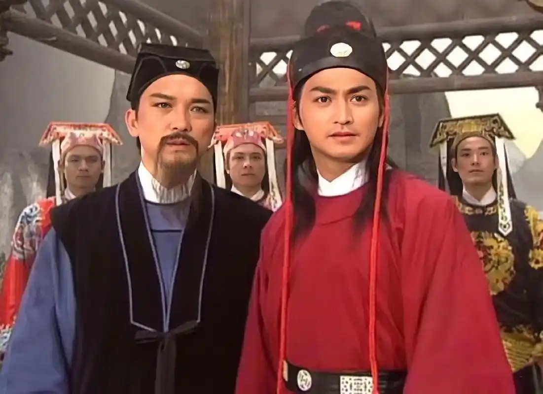 93版《包青天》中的金超群饰包青天当时42岁,展昭何家劲34 - 抖音