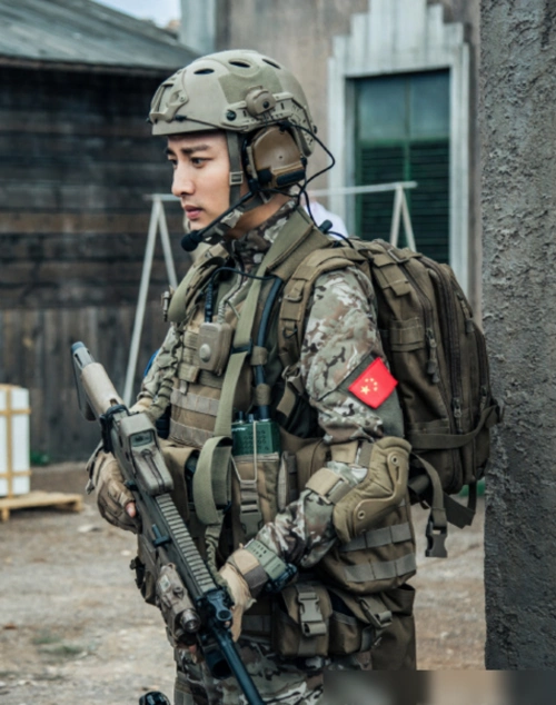 贾乃亮剪寸头后帅得犯规!军装造型太男人,李小璐后悔也没用了