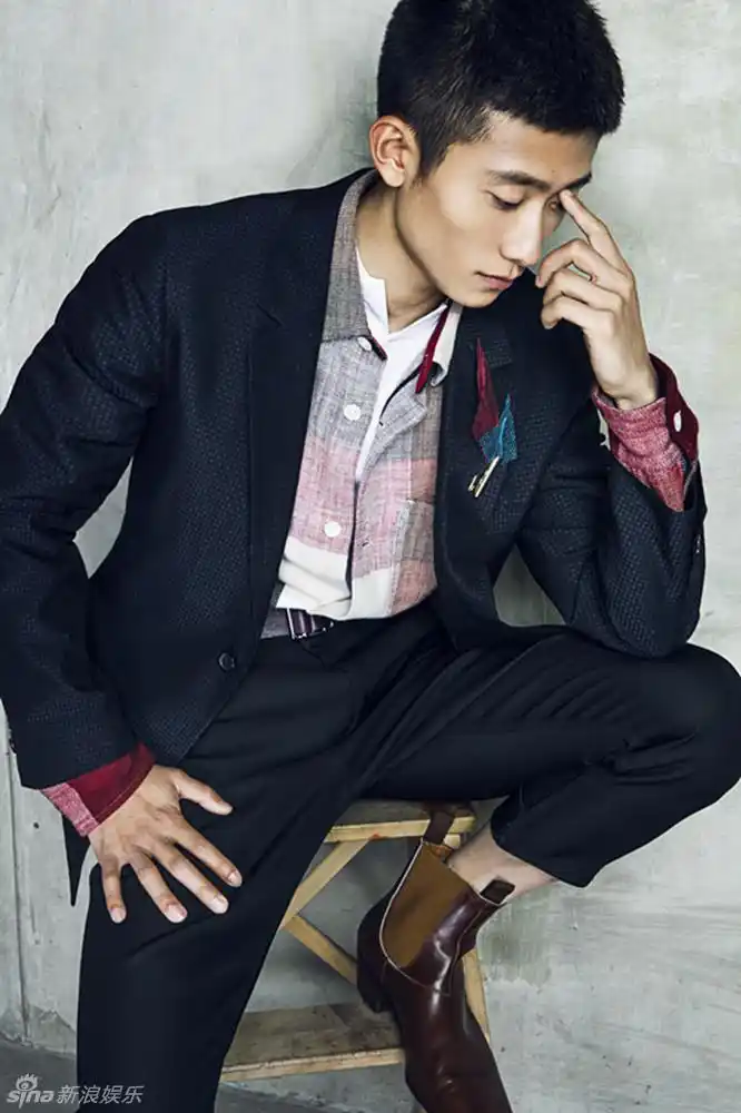 组图:张一山圆寸黑白配 大片尽显雅痞柔情