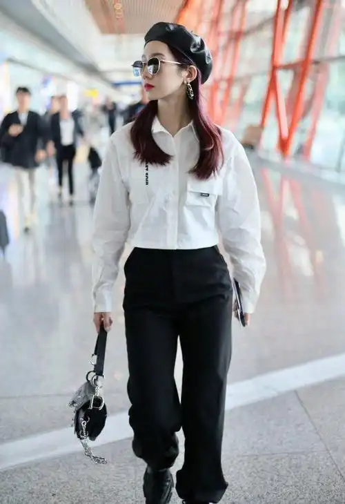 火箭少女孟美岐变身山支大哥一身秋季黑白装扮潮酷有型