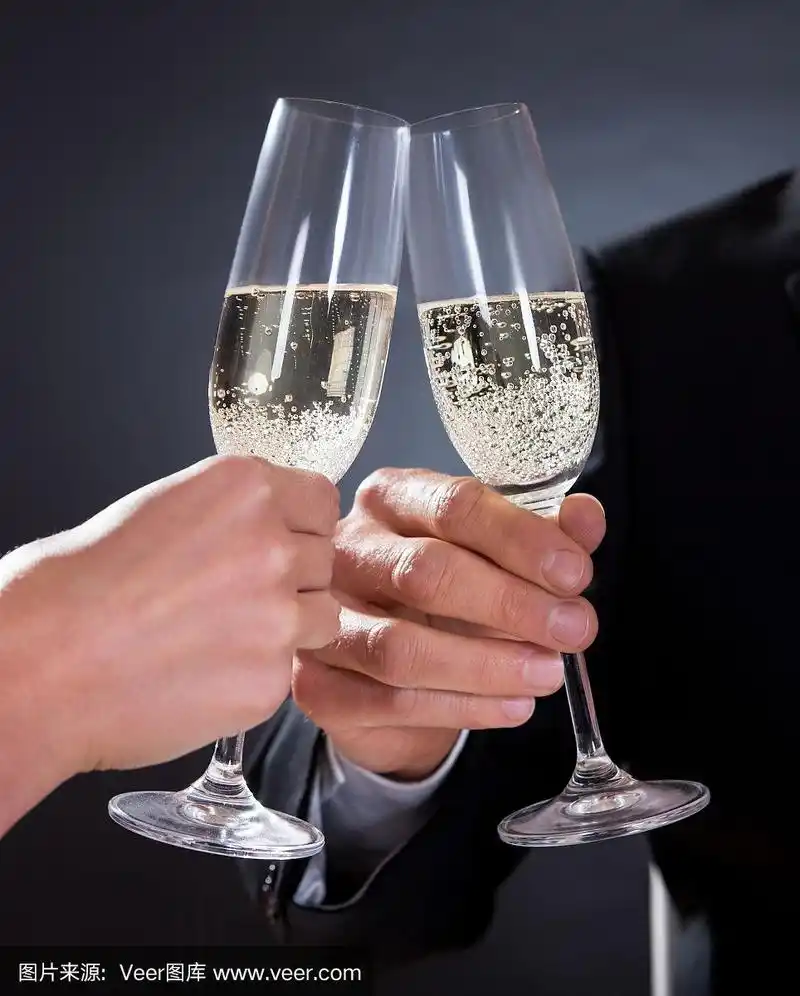 一对浪漫的情侣互相敬酒