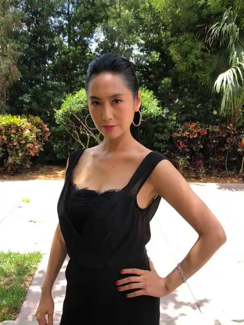 52岁的朱茵晒出美照,网友瞬间霸屏:时光飞逝美人容颜依旧