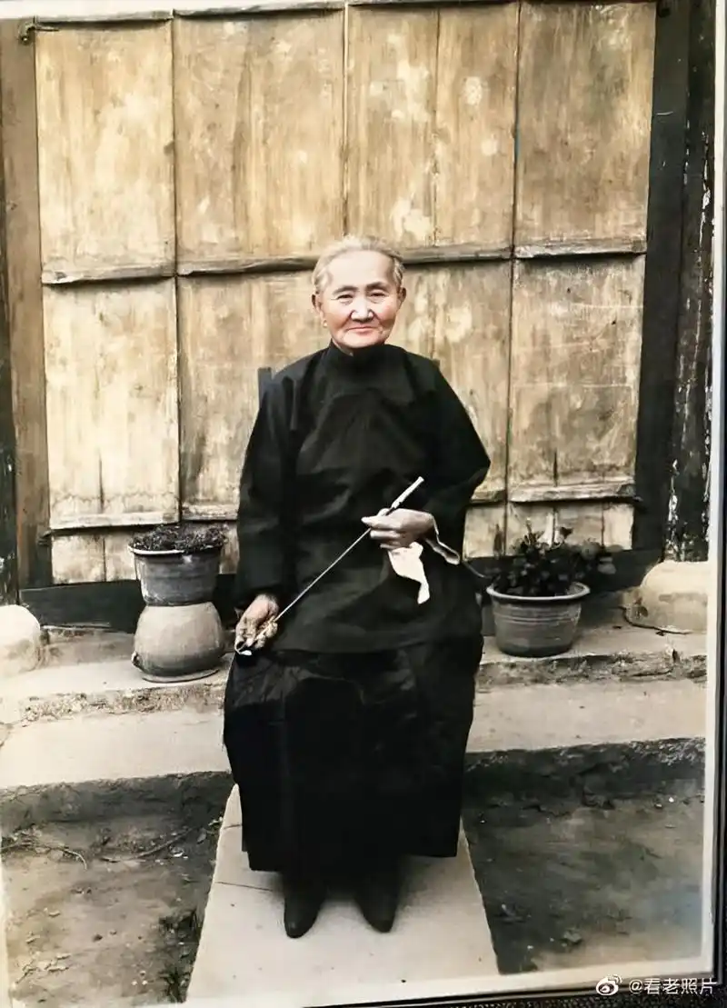 民国,一位气质满满的老太太端坐着.老太太虽已是古稀之年,但从她的面