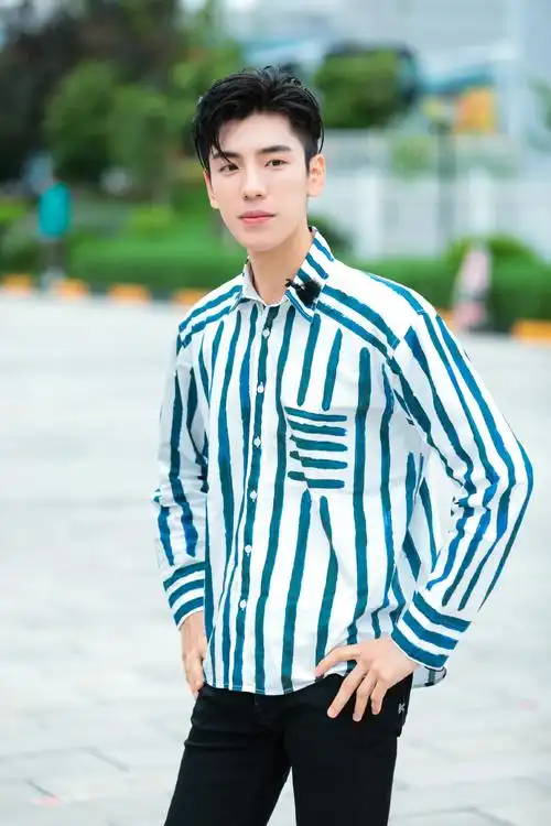 王子异花式衬衣帅气图片写真